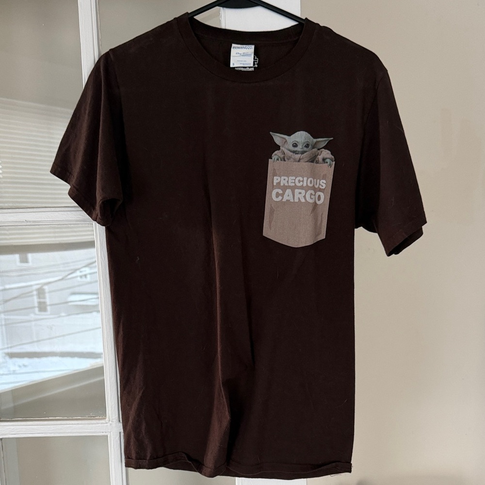 Brown Stat Wars T-Shirt with Baby Yoda / Grogu Graphic